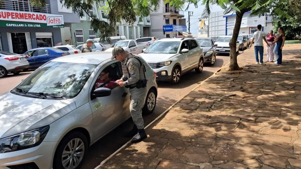 Pedágio educativo mobiliza comunidade no combate à violência contra a mulher em Tenente Portela