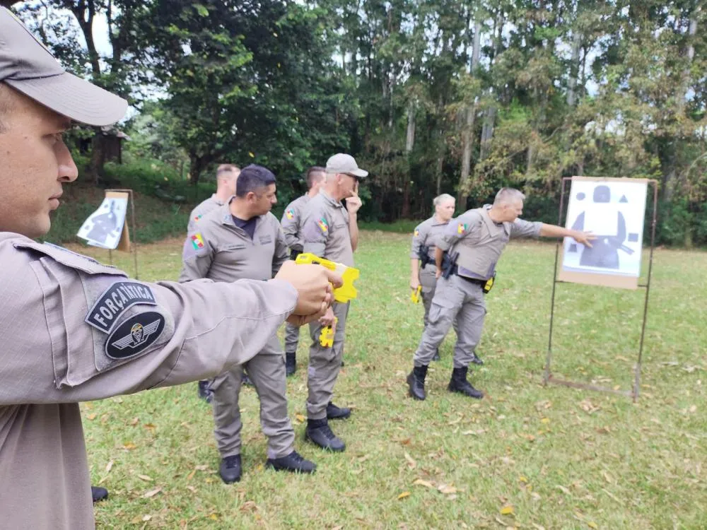 Brigada Militar realiza capacitação para uso de arma de incapacitação neuromuscular em Três Passos