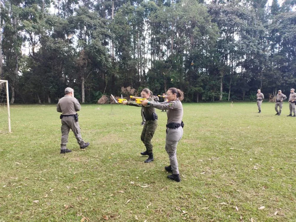 Brigada Militar realiza capacitação para uso de arma de incapacitação neuromuscular em Três Passos