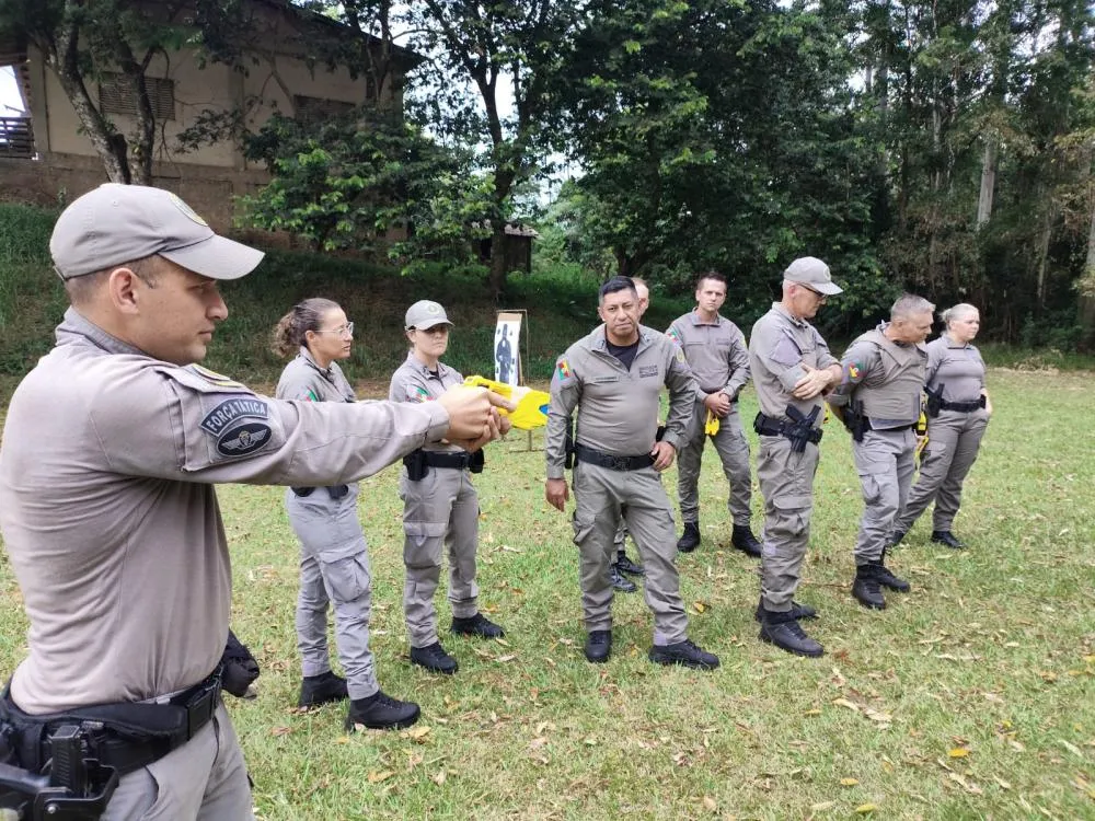 Brigada Militar realiza capacitação para uso de arma de incapacitação neuromuscular em Três Passos