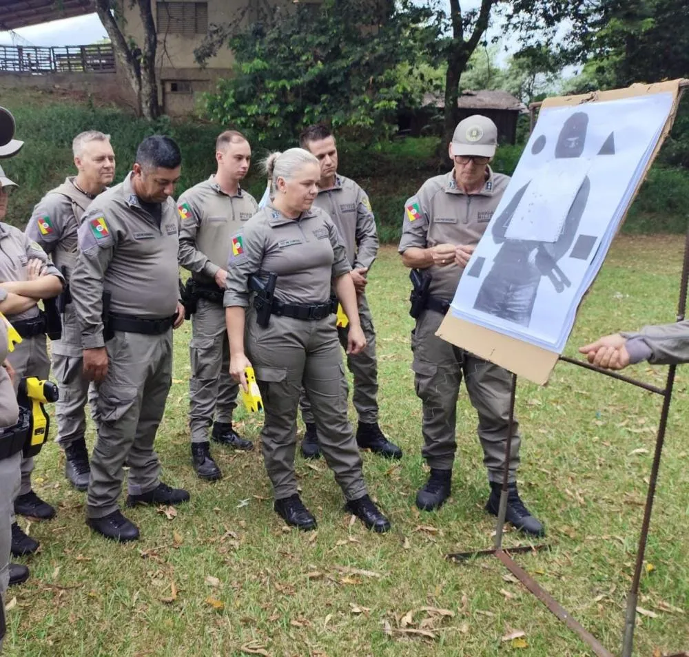 Brigada Militar realiza capacitação para uso de arma de incapacitação neuromuscular em Três Passos