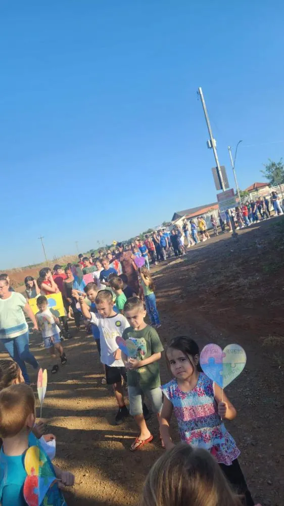 Escola Municipal Nelso Piccinini realiza caminhada de conscientização sobre o autismo em Vista Gaúcha
