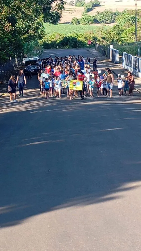 Escola Municipal Nelso Piccinini realiza caminhada de conscientização sobre o autismo em Vista Gaúcha