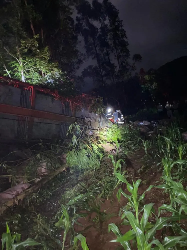 Motorista ficou preso sob a carroceira do caminhão / Foto: Bombeiros Voluntários 