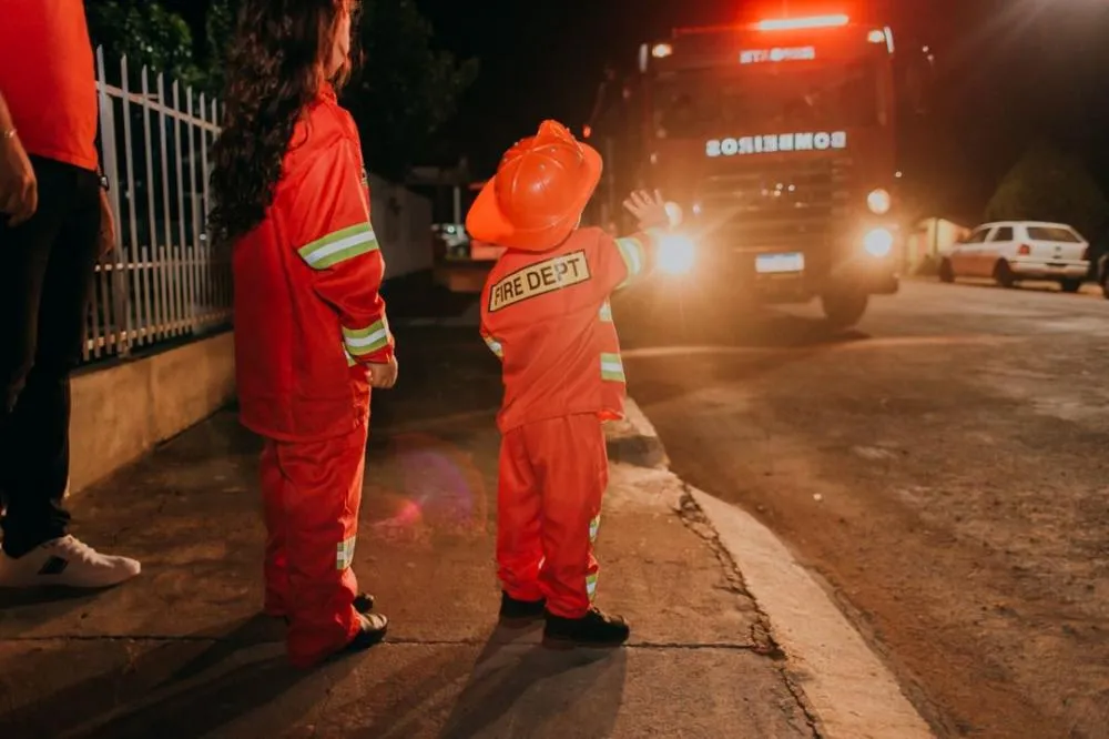 Aniversário de Matheus emociona com surpresa dos Bombeiros Voluntários em Tenente Portela