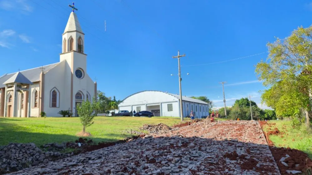 Prefeito acompanha obras de calçamento em comunidades do interior