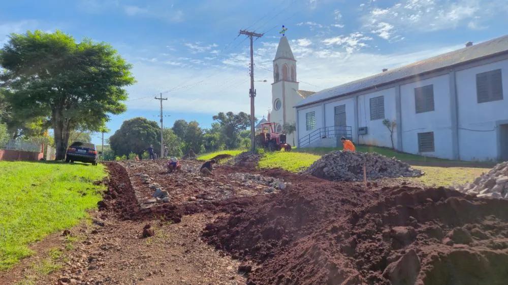 Prefeito acompanha obras de calçamento em comunidades do interior
