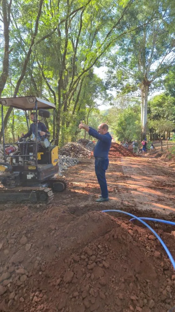 Prefeito acompanha obras de calçamento em comunidades do interior