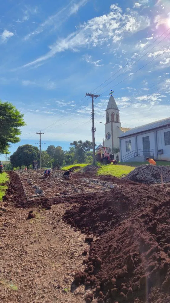 Prefeito acompanha obras de calçamento em comunidades do interior