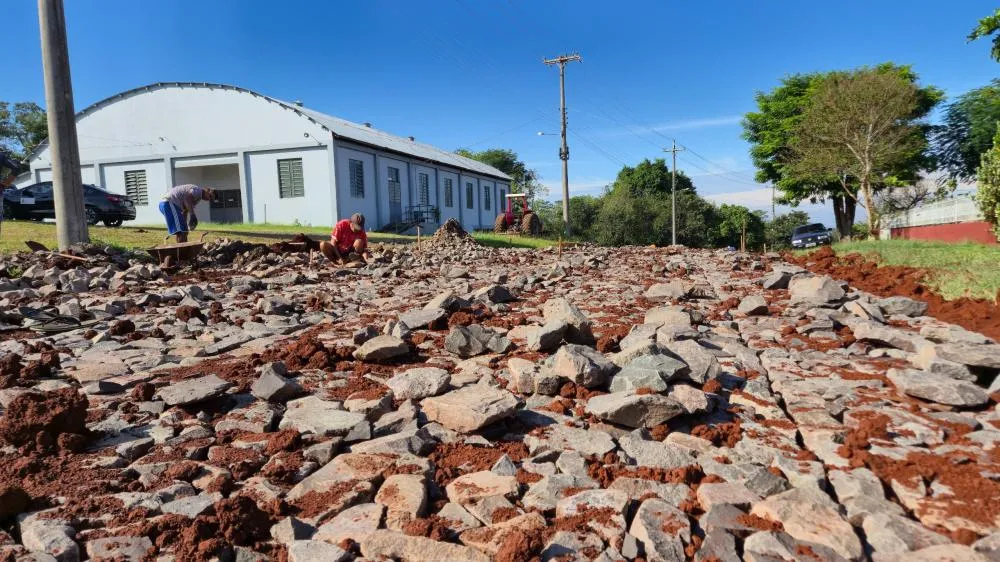 Prefeito acompanha obras de calçamento em comunidades do interior