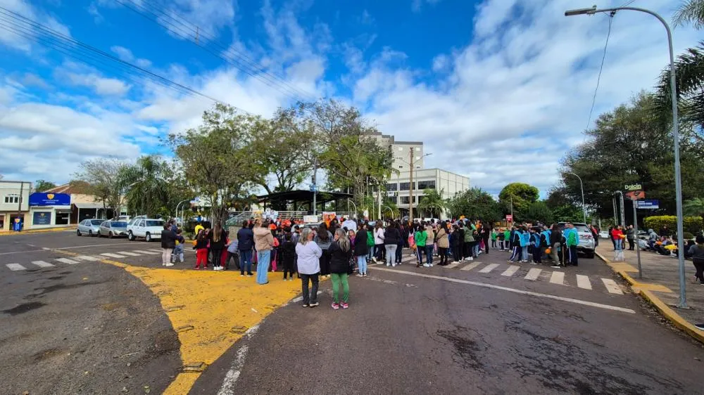 Maio Laranja mobiliza comunidade em caminhada de conscientização em Tenente Portela