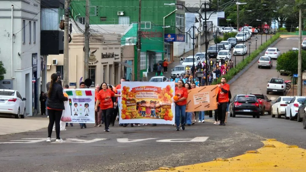 Maio Laranja mobiliza comunidade em caminhada de conscientização em Tenente Portela