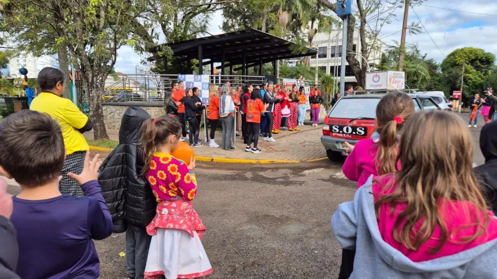 Maio Laranja mobiliza comunidade em caminhada de conscientização em Tenente Portela