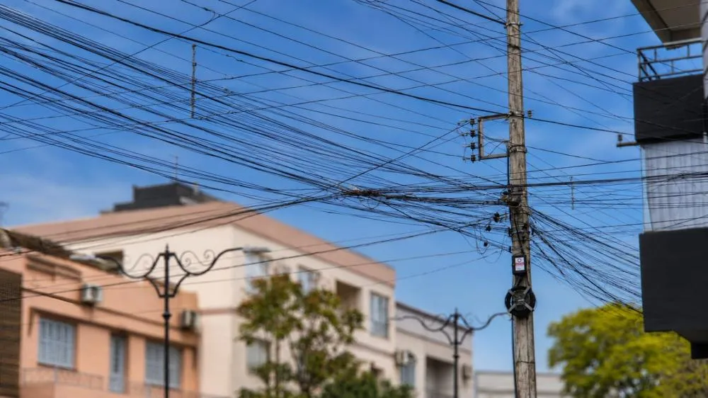 Município e operadoras de internet iniciam força-tarefa para organização da fiação urbana