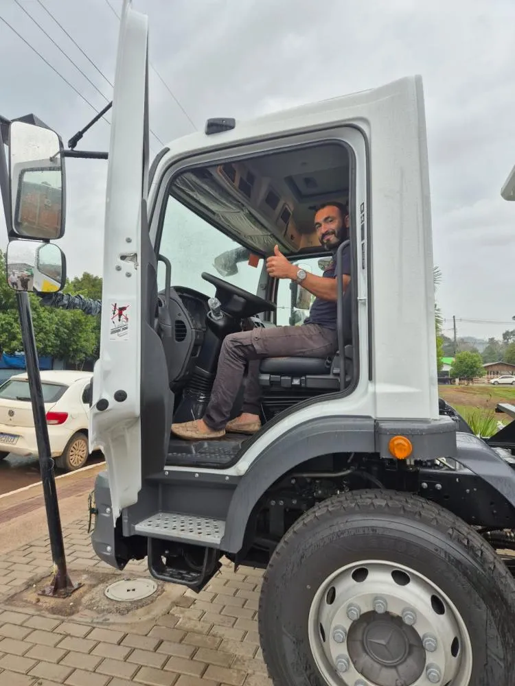 Barra do Guarita recebe caminhão Mercedes-Benz 6x4 para reforçar serviços da Secretaria de Obras