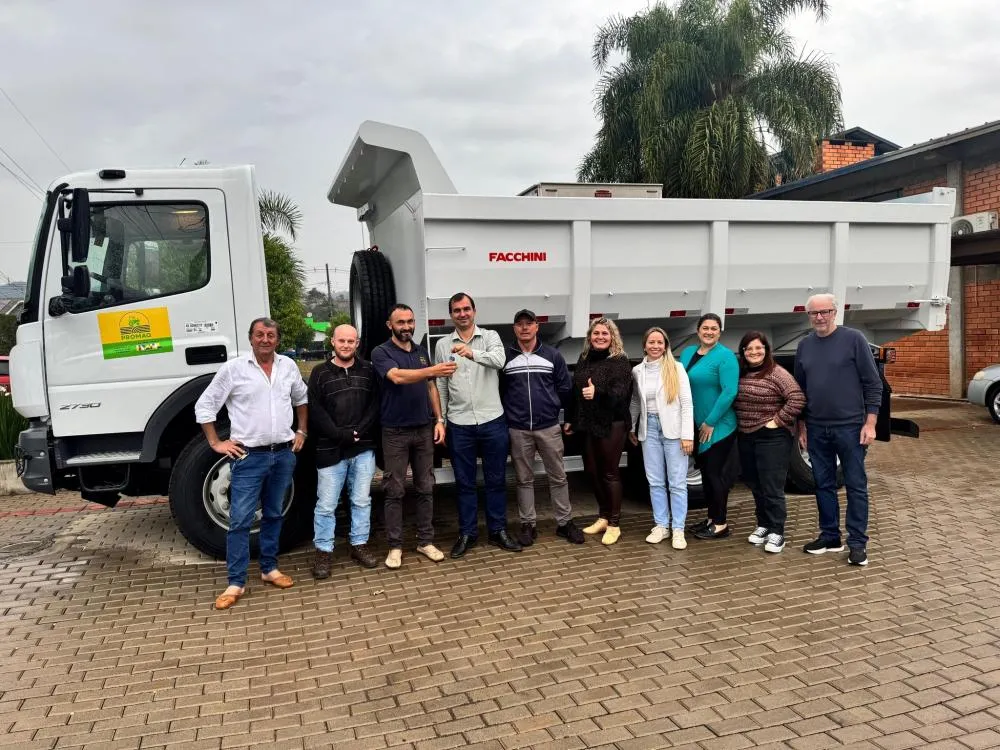 Barra do Guarita recebe caminhão Mercedes-Benz 6x4 para reforçar serviços da Secretaria de Obras