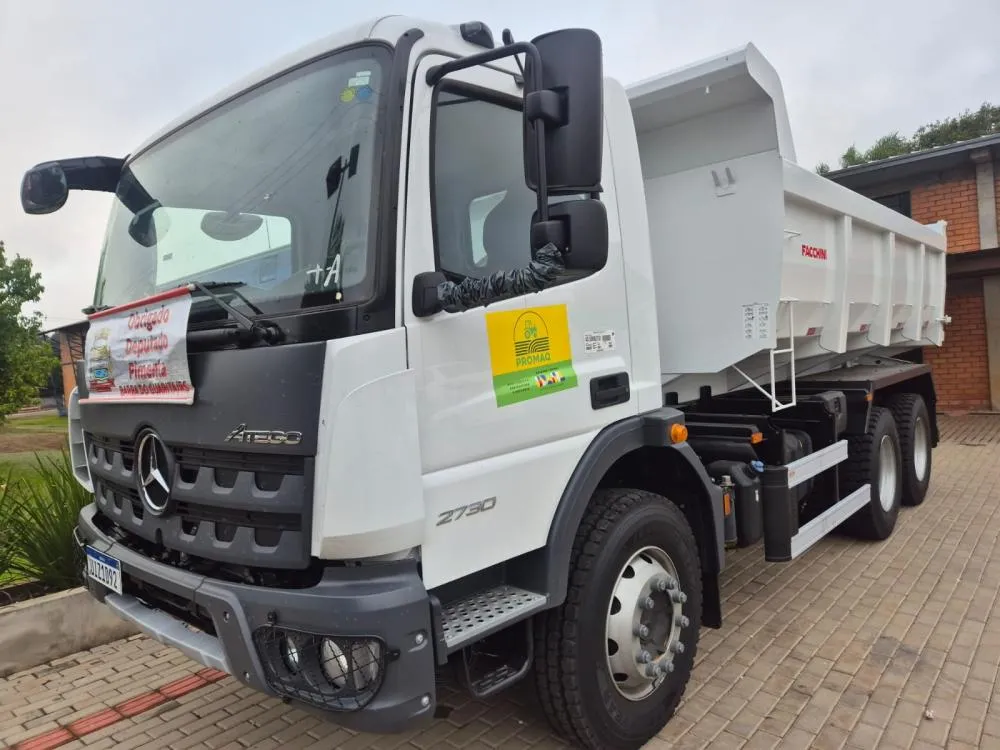 Barra do Guarita recebe caminhão Mercedes-Benz 6x4 para reforçar serviços da Secretaria de Obras