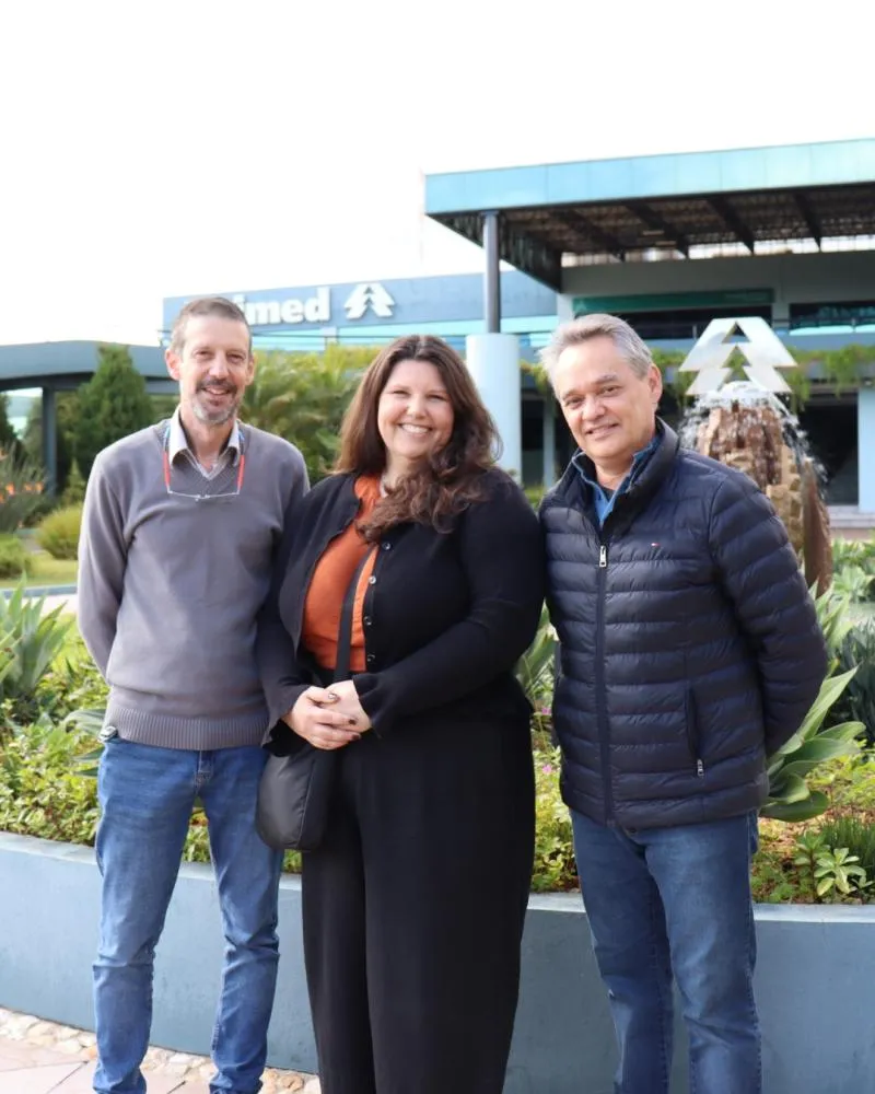 Assessor Fabiano Horn, arquiteta Herminia Machry e diretor Renan Gomes durante visita ao Hospital Unimed Noroeste/RS. Foto: Divulgação/Ascom