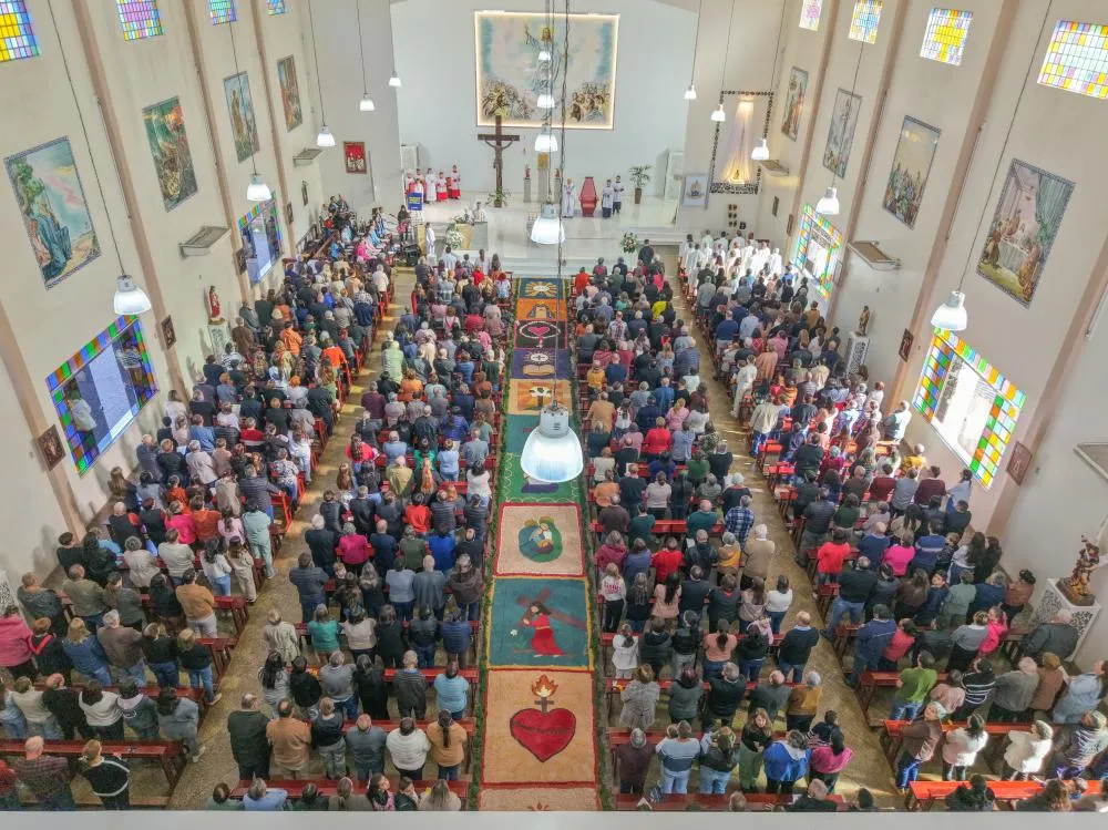 Corpus Christi reúne grande público e impressiona com extensão inédita dos tapetes em Tenente Portela