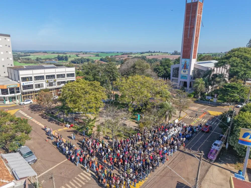 Corpus Christi reúne grande público e impressiona com extensão inédita dos tapetes em Tenente Portela
