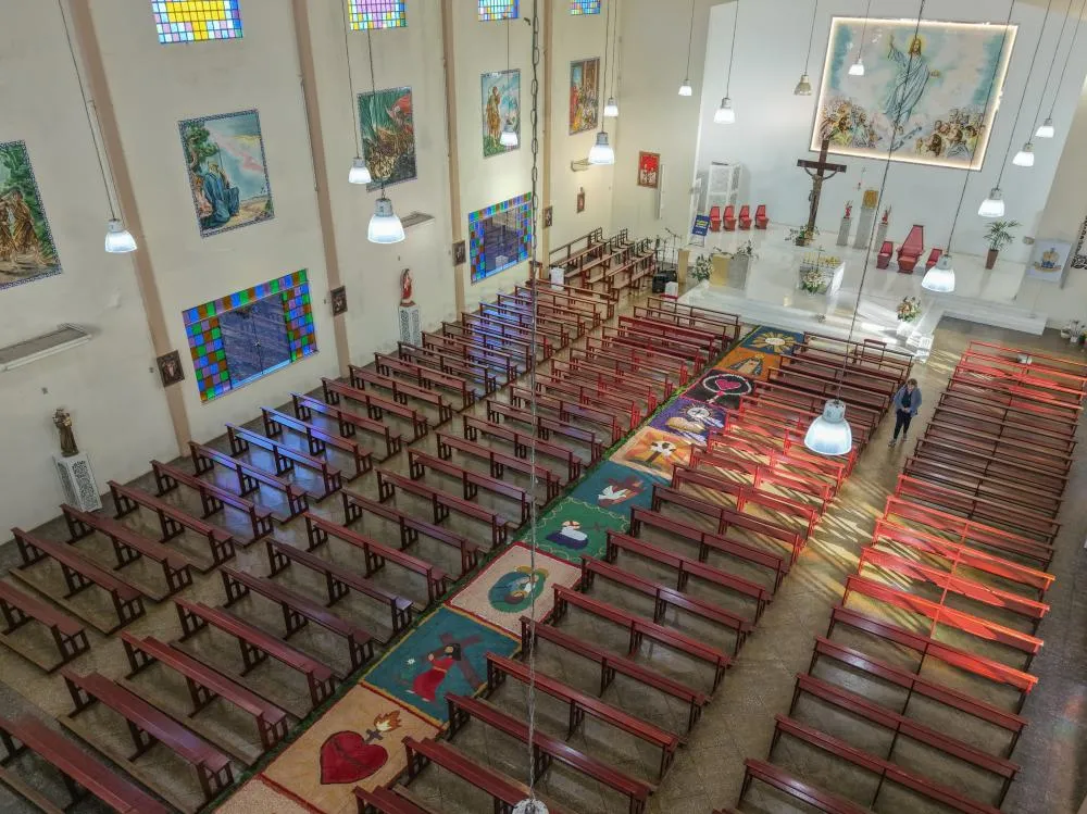 Corpus Christi reúne grande público e impressiona com extensão inédita dos tapetes em Tenente Portela