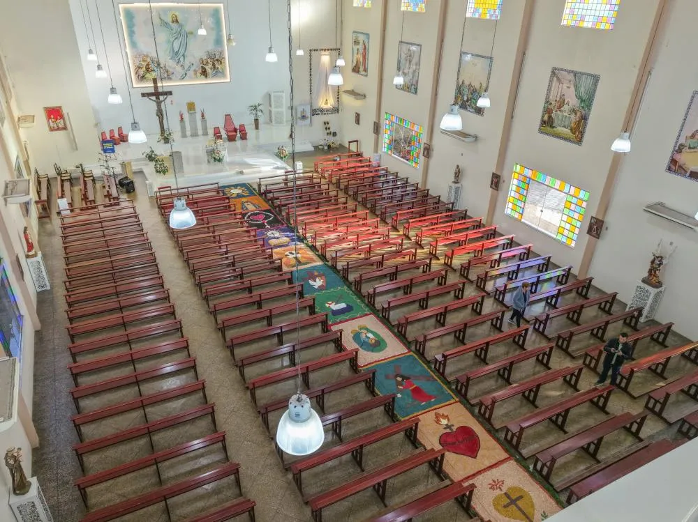 Corpus Christi reúne grande público e impressiona com extensão inédita dos tapetes em Tenente Portela