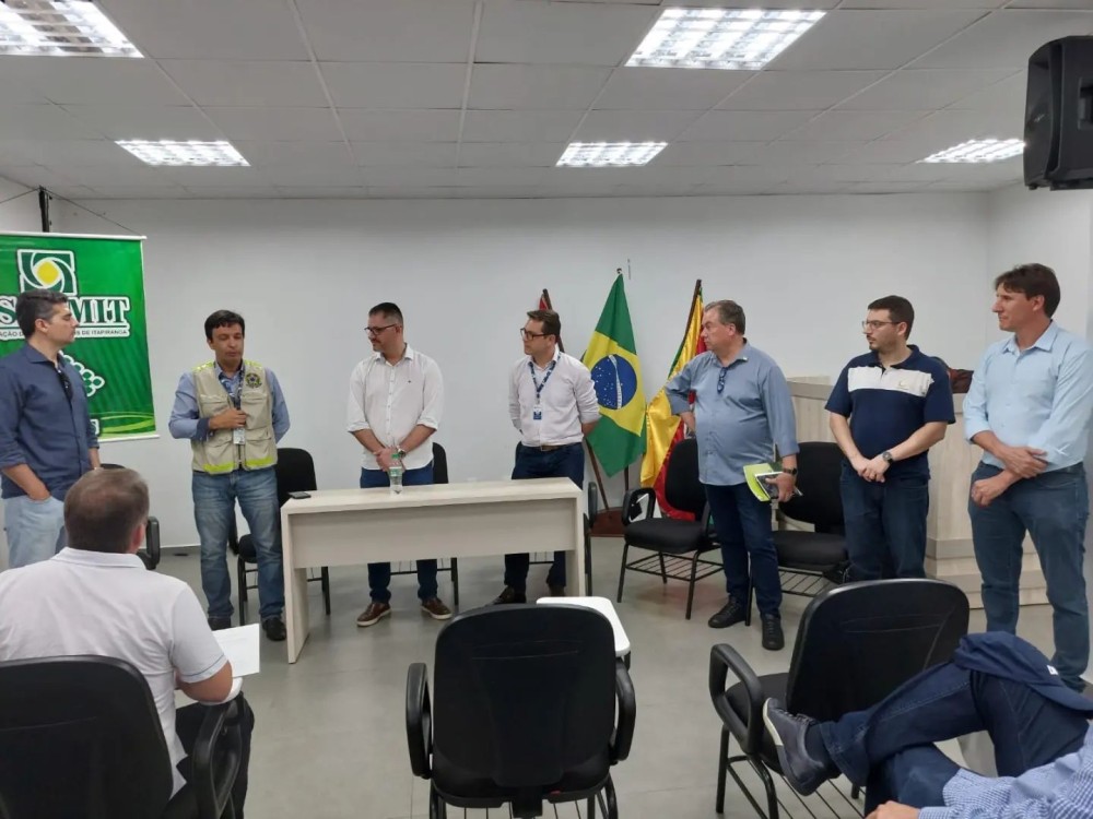 Prefeitos dos dois municípios e técnicos das Superintendências dos dois Estados analisam possíveis locais para o início da obra e são esclarecidos sobre os prós e contras de cada local
