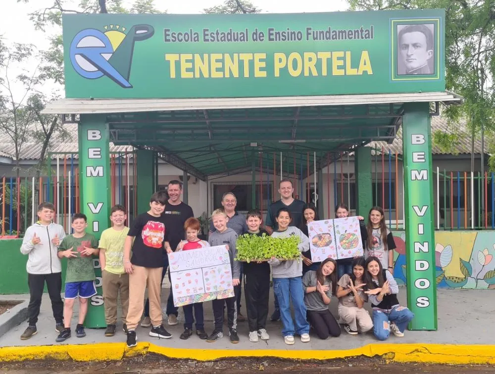 Alunos plantaram mudas de verduras e legumes na horta da escola / Foto: Divulgação