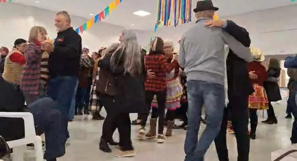 Festa Junina promove integração e momentos de alegria para idosos do Grupo Reviver