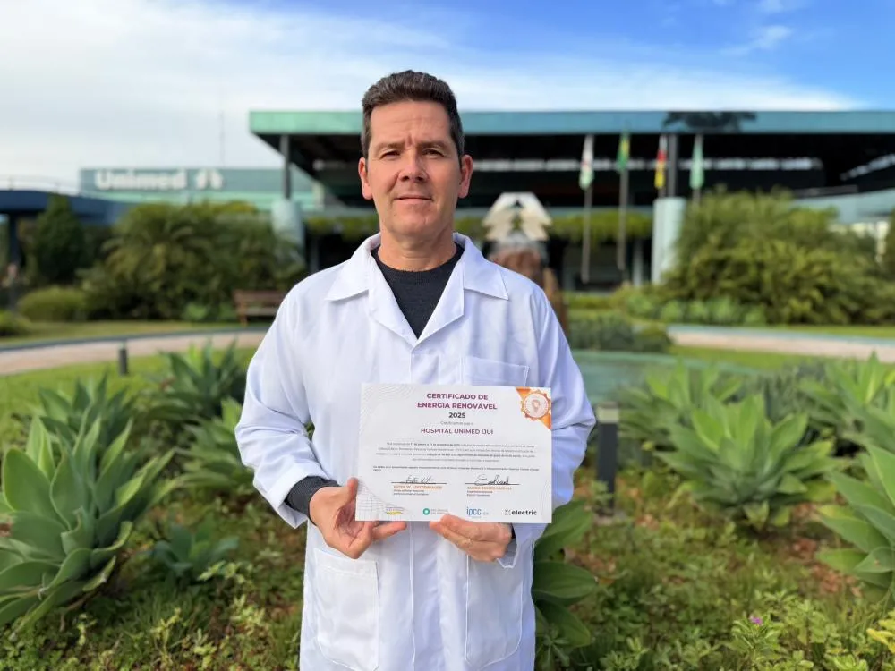  Diretor de Serviços Próprios da Unimed Noroeste/RS, médico Alexandre Vaz, com o certificado. Foto: Ascom