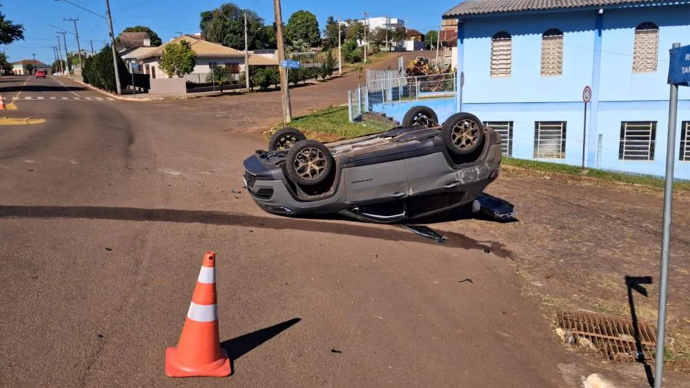 Colisão entre Jeep Compass e Saveiro deixa veículo capotado em Tenente Portela