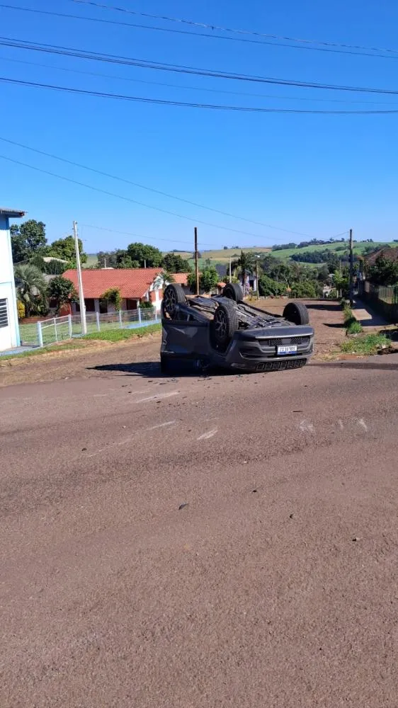 Colisão entre Jeep Compass e Saveiro deixa veículo capotado em Tenente Portela