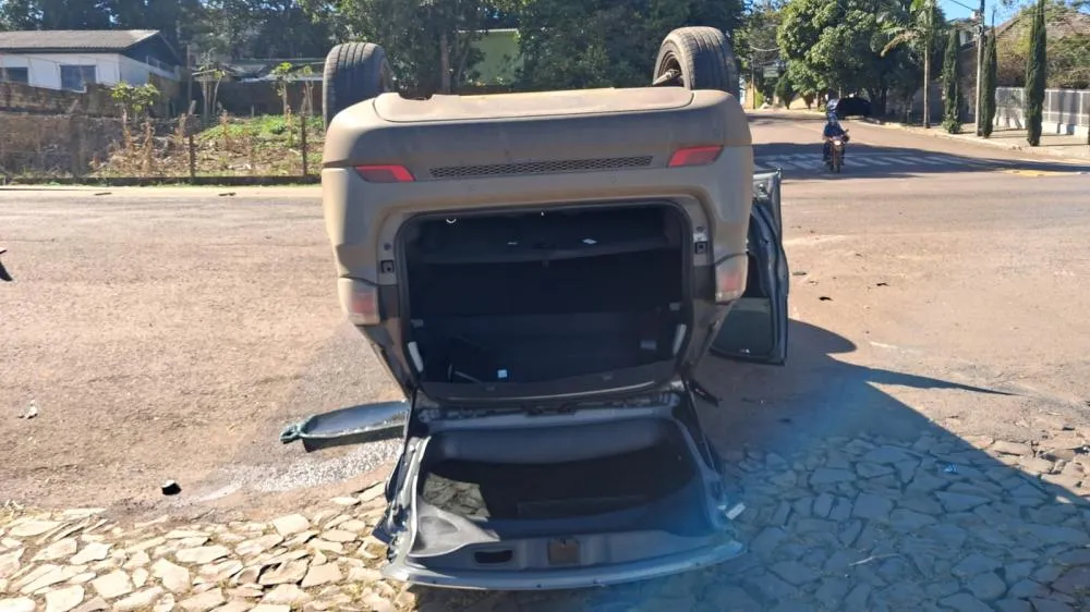 Colisão entre Jeep Compass e Saveiro deixa veículo capotado em Tenente Portela