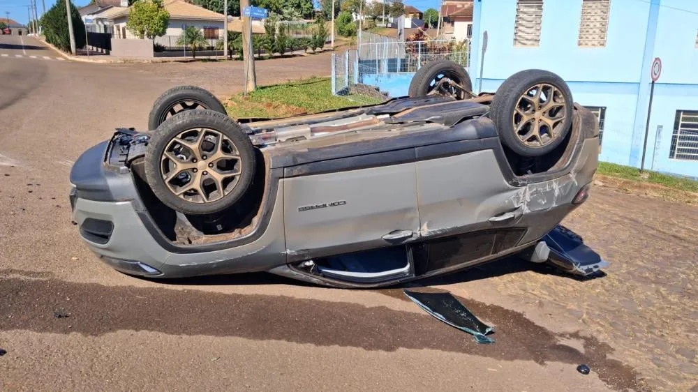 Colisão entre Jeep Compass e Saveiro deixa veículo capotado em Tenente Portela