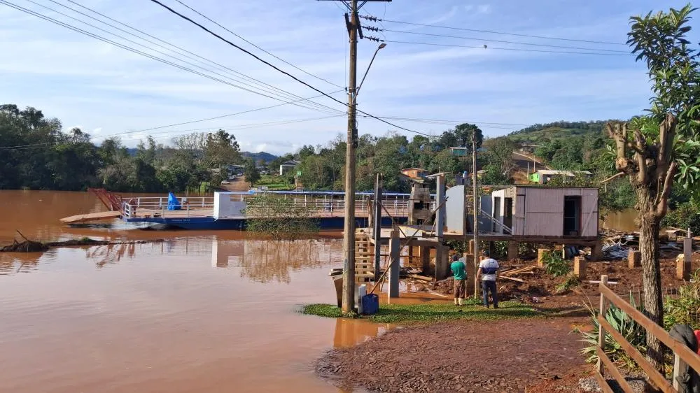 Rio Uruguai baixa mais de três metros e travessia da Barca Aliança é retomada