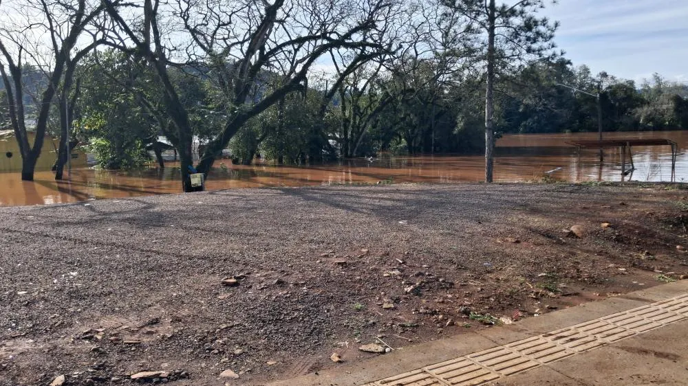 Rio Uruguai baixa mais de três metros e travessia da Barca Aliança é retomada