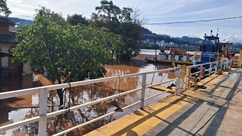 Rio Uruguai baixa mais de três metros e travessia da Barca Aliança é retomada