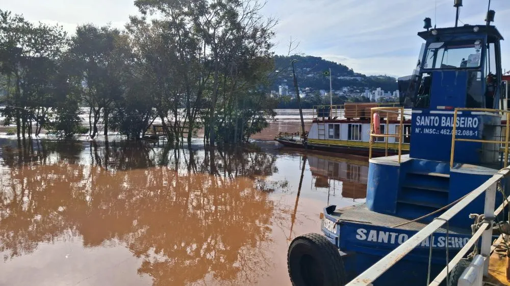 Rio Uruguai baixa mais de três metros e travessia da Barca Aliança é retomada