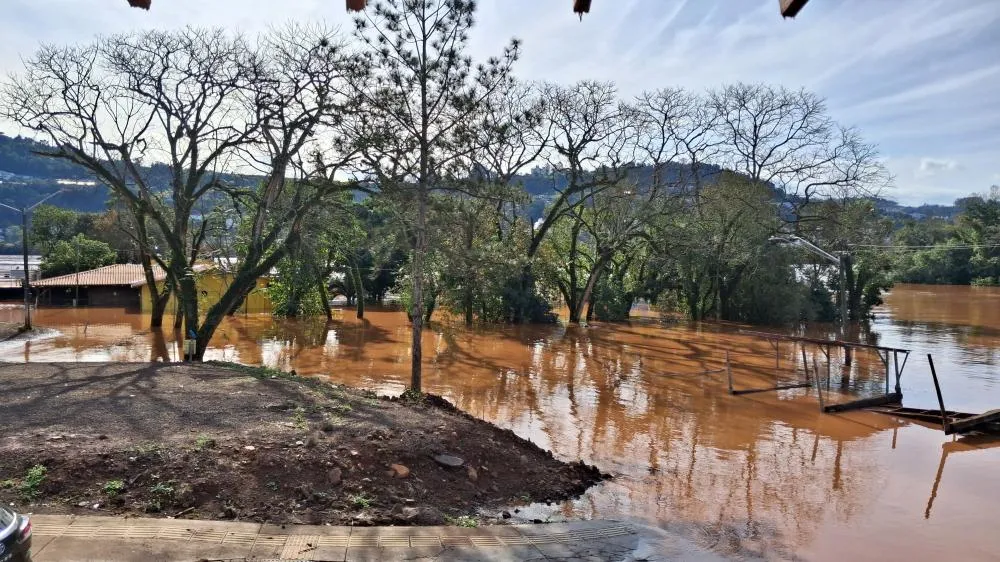 Rio Uruguai baixa mais de três metros e travessia da Barca Aliança é retomada