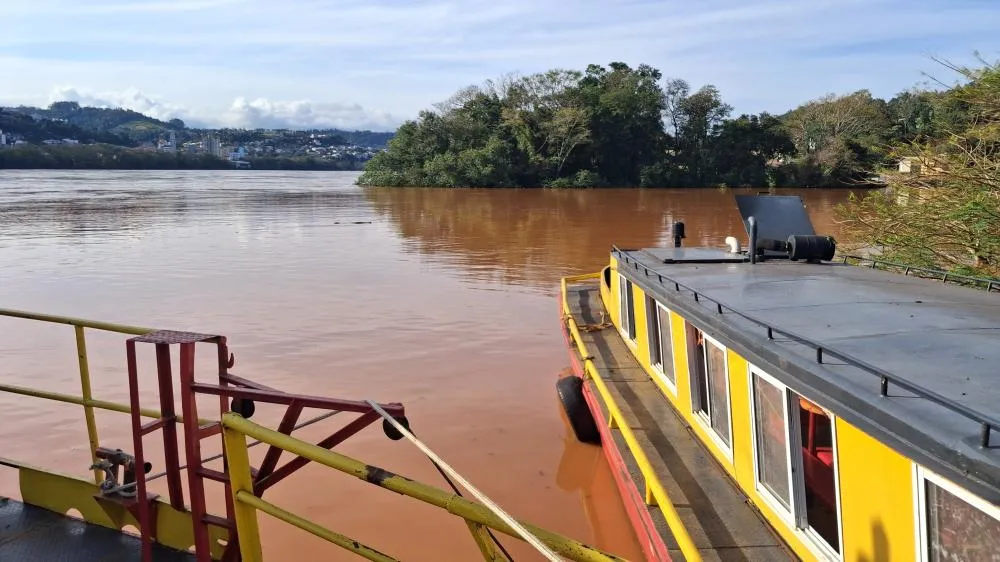 Rio Uruguai baixa mais de três metros e travessia da Barca Aliança é retomada