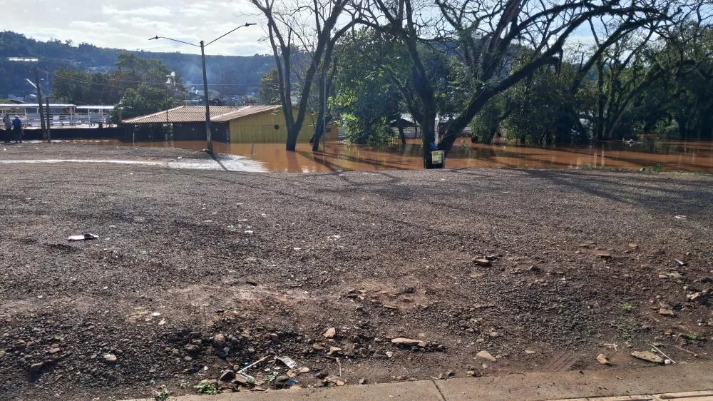 Rio Uruguai baixa mais de três metros e travessia da Barca Aliança é retomada
