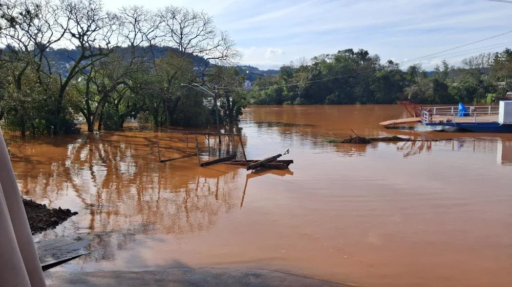 Rio Uruguai baixa mais de três metros e travessia da Barca Aliança é retomada
