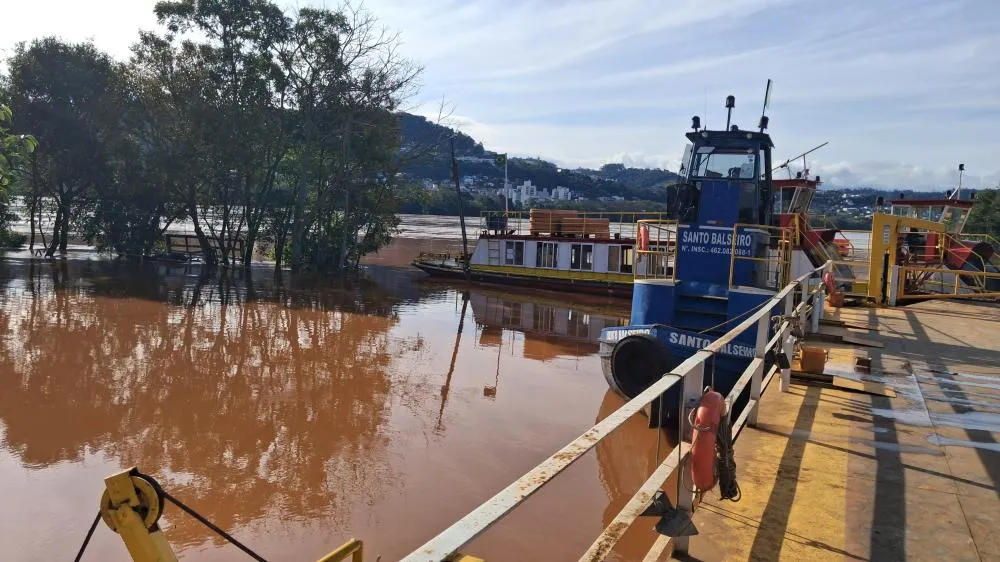 Rio Uruguai baixa mais de três metros e travessia da Barca Aliança é retomada