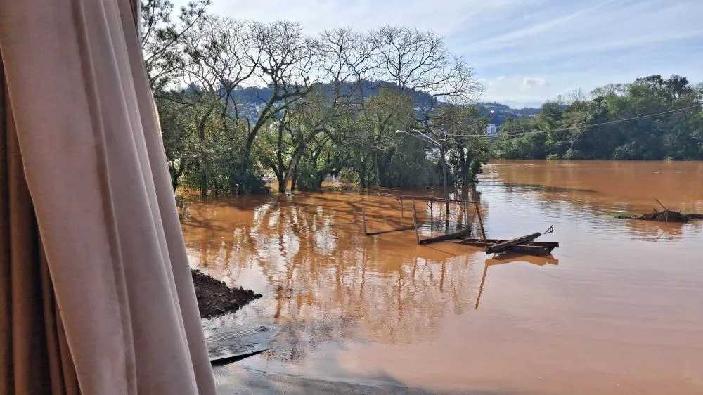 Rio Uruguai baixa mais de três metros e travessia da Barca Aliança é retomada