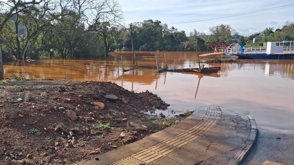 Rio Uruguai baixa mais de três metros e travessia da Barca Aliança é retomada