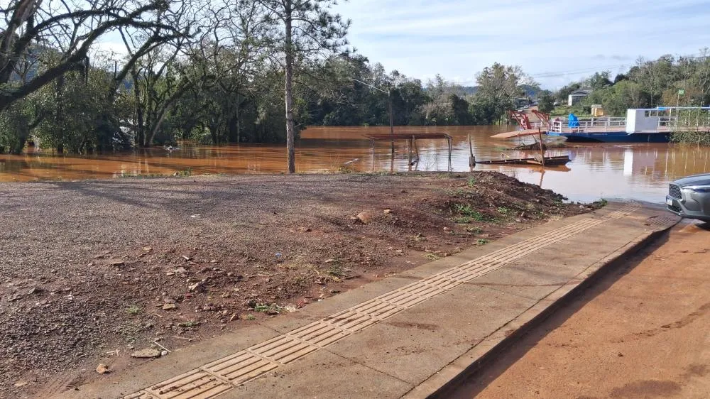 Rio Uruguai baixa mais de três metros e travessia da Barca Aliança é retomada