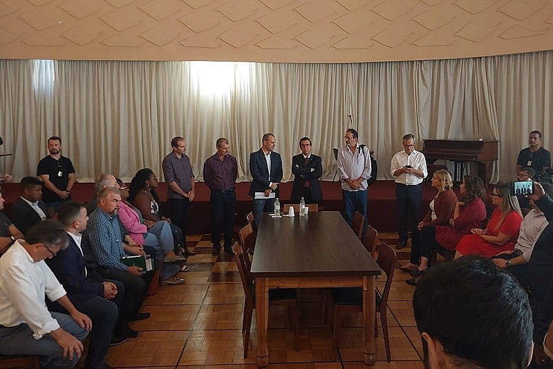O ministro se reuniu no início da manhã desta segunda na prefeitura de Bento Gonçalves com o prefeito Diogo Siqueira (PSDB), parlamentares e sindicalistas - Divulgação
