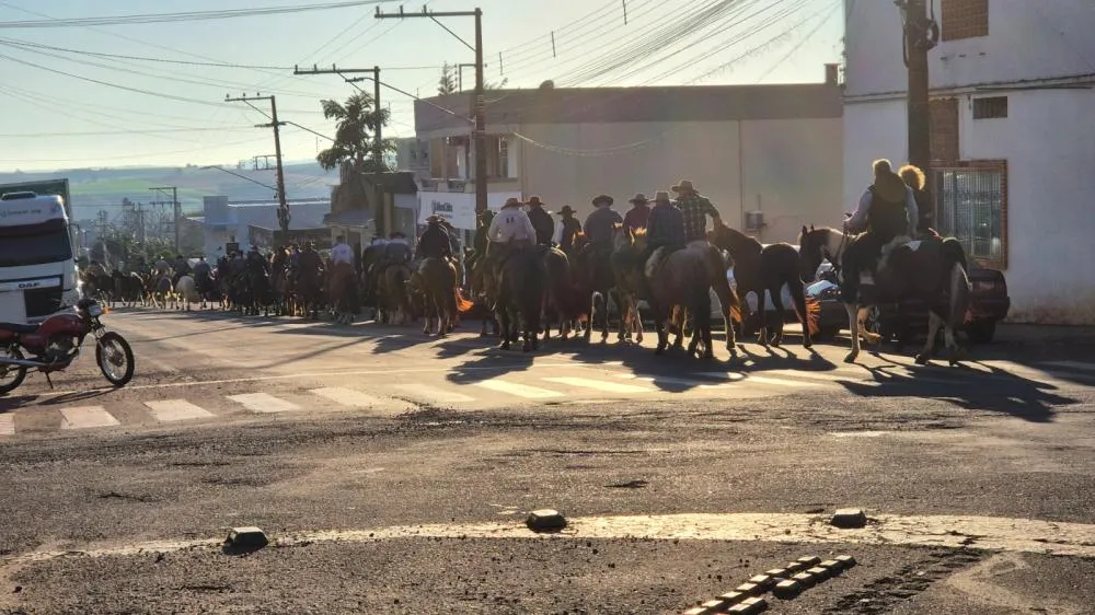 27ª Cavalgada Tenente Mário Portela Fagundes inicia com recorde de participantes e celebra a tradição gaúcha