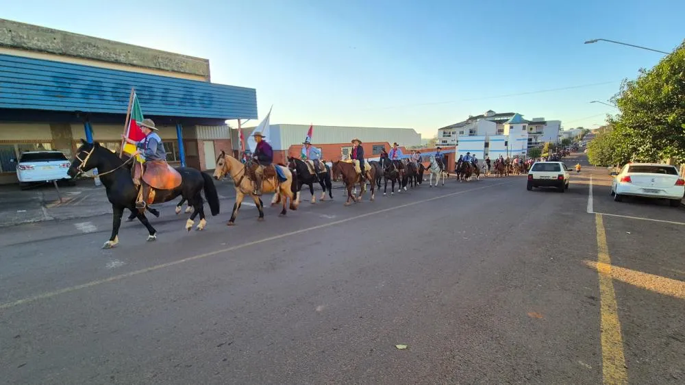 27ª Cavalgada Tenente Mário Portela Fagundes inicia com recorde de participantes e celebra a tradição gaúcha
