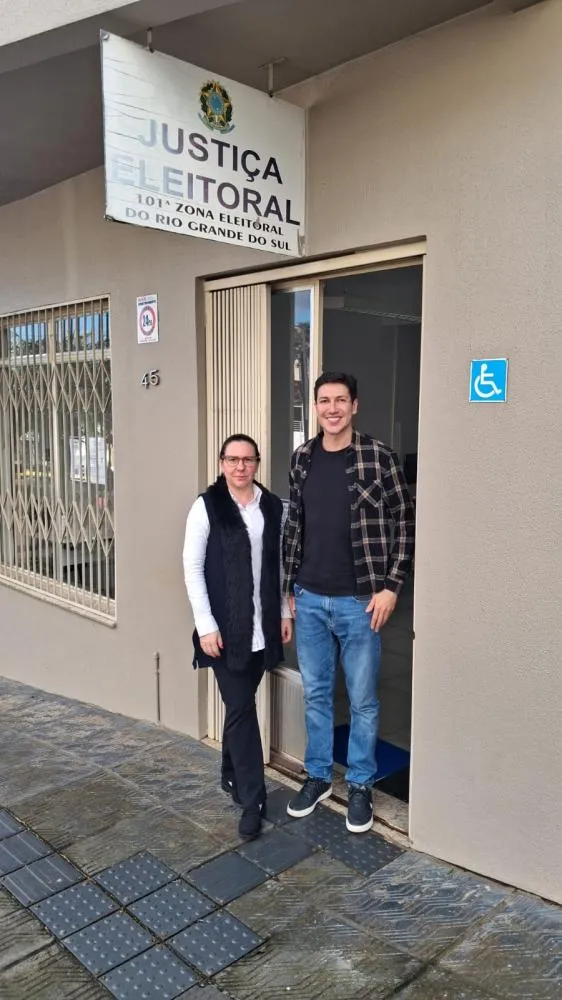 O chefe de Cartório, Mateus Elegeda, e a servidora Janaina Tessari Godoi integram a equipe responsável pela organização das eleições na 101ª Zona Eleitoral. Foto: Júlio Santos